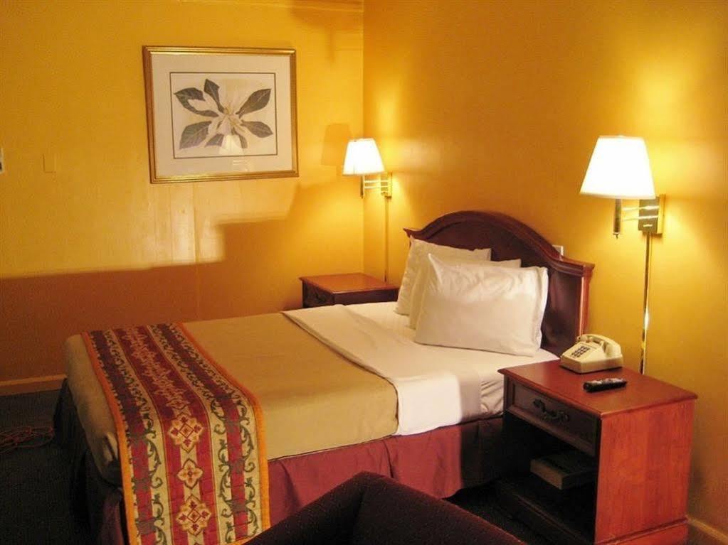Charlotte Express Inn Экстерьер фото